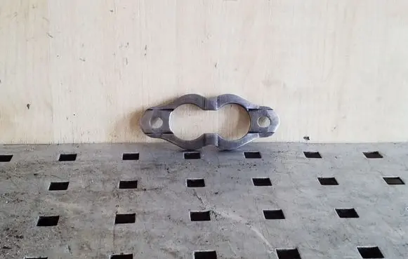 Volkswagen Touareg I Fuel Injector clamp holder