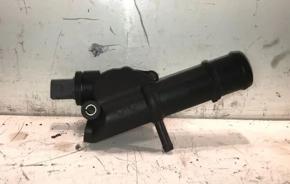 Audi A4 S4 B7 8E 8H Engine coolant pipe/hose 03L121132A