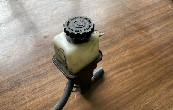Chrysler Sebring (ST-22 - JR) Power steering fluid tank/reservoir 04764418AB