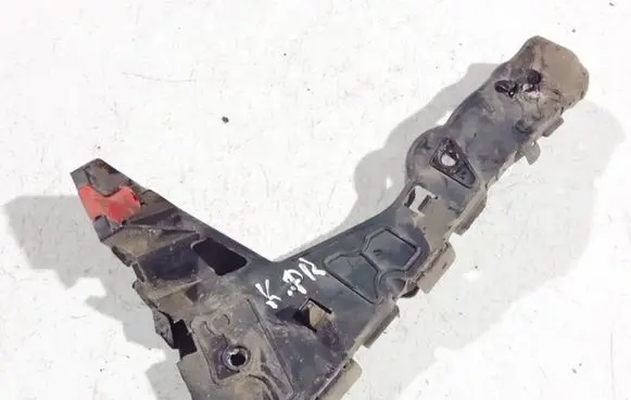 Front bumper mounting bracket