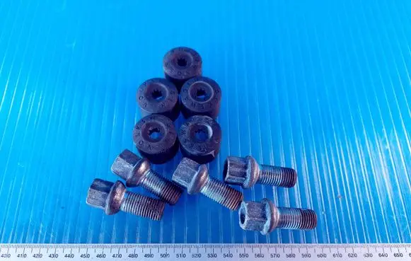 Volkswagen PASSAT B6 Anti-theft wheel nuts and lock 