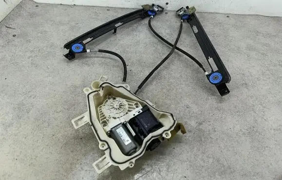 Seat Altea XL Front door window regulator with motor 