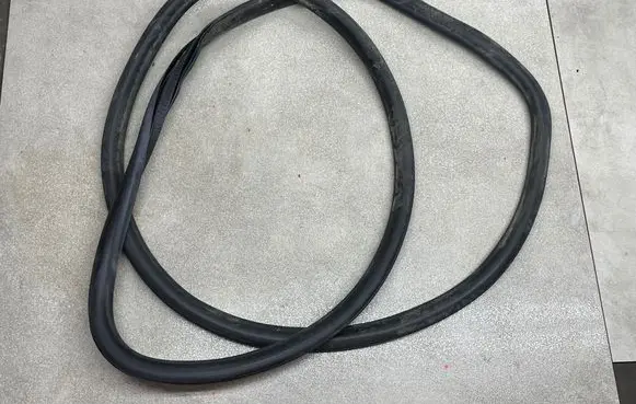 Opel Insignia B Rear door rubber seal (on body) 