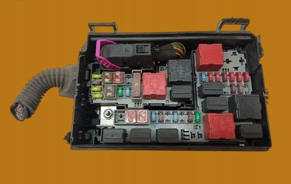 Opel Corsa D Fuse box set 13292736