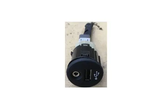 Nissan Juke I F15 USB socket connector