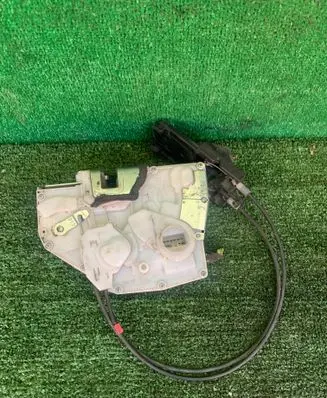 Suzuki Swift I Front door lock 