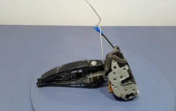 Opel Zafira C Front door lock 3023881LH1