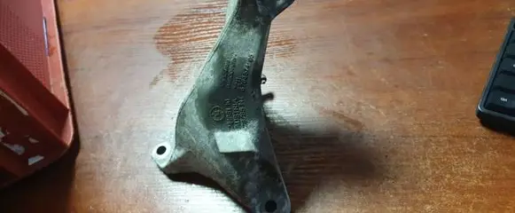 BMW 1 E81 E87 Engine mounting bracket 6764574