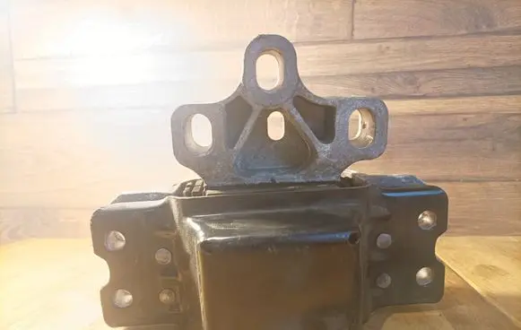 Volkswagen PASSAT CC Engine mount bracket