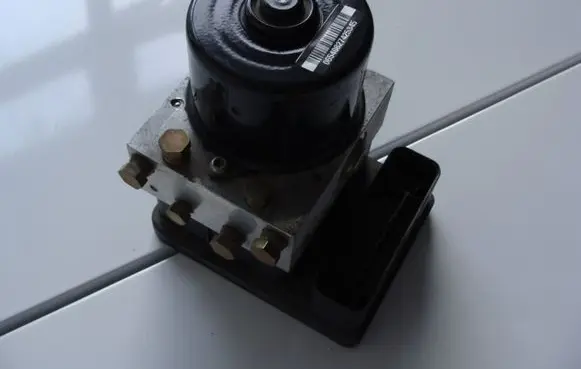 Ford Focus ABS Pump 3M512C405DB