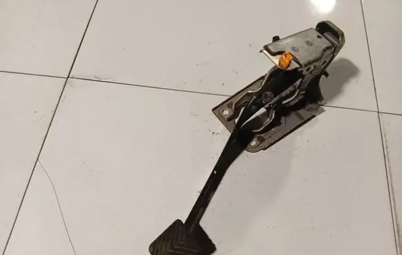 Peugeot 4007 Brake pedal 
