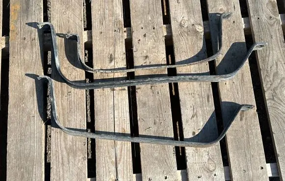 Fuel tank mounting bracket