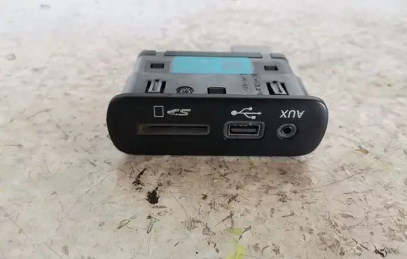 Dodge Challenger USB socket connector 68206384AC