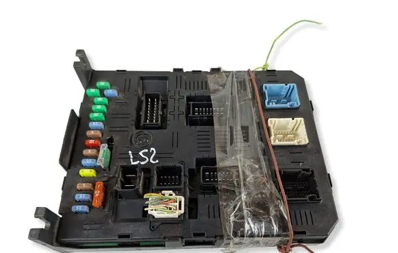 Peugeot 208 I Fuse module 9661940480
