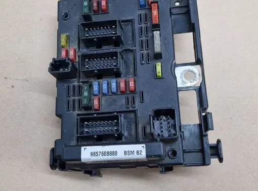 Peugeot 307 Fuse module 9657608880