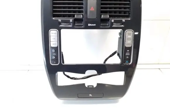 Nissan Leaf I (ZE0) Radio/GPS head unit trim 682603NA0A