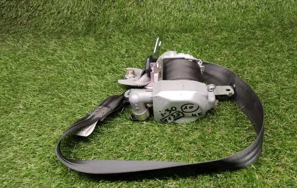 Hyundai i30 Front seatbelt 888102R900