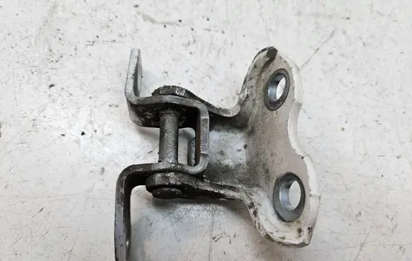 Toyota Land Cruiser (J120) Rear door upper hinge