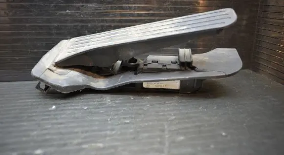 Accelerator throttle pedal
