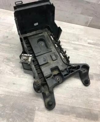 Volkswagen PASSAT B7 Battery box tray 1K0915333
