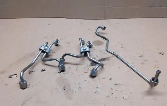 Fuel injector supply line/pipe