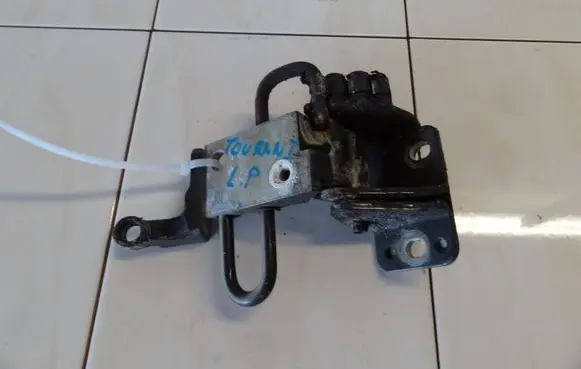 Volkswagen Touran I Front door lower hinge 1T0831411A
