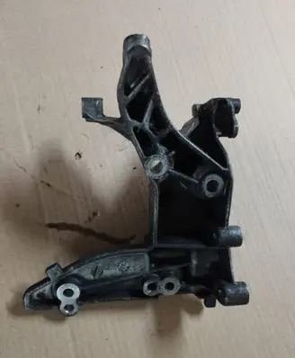 Peugeot 2008 I Generator/alternator bracket 9674030280