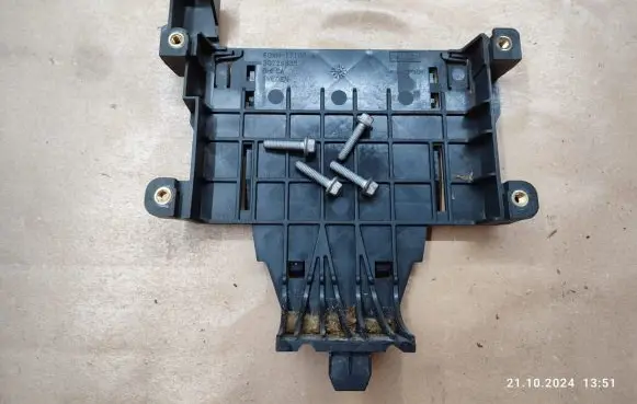 Volvo XC60 Engine control unit holder 6G9N17108A
