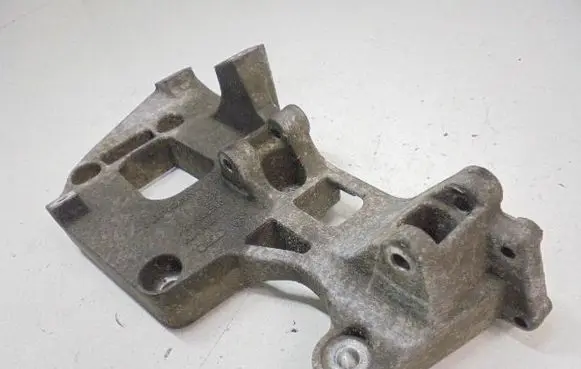 Engine mounting bracket