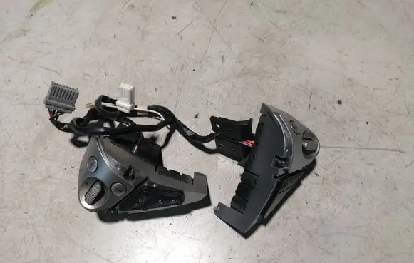 Nissan Juke I F15 Steering wheel buttons/switches 