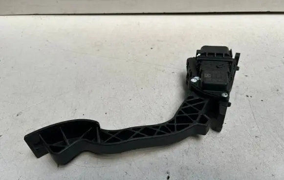 Ford C-MAX I Accelerator throttle pedal 3M519F836AF 6PV00864110