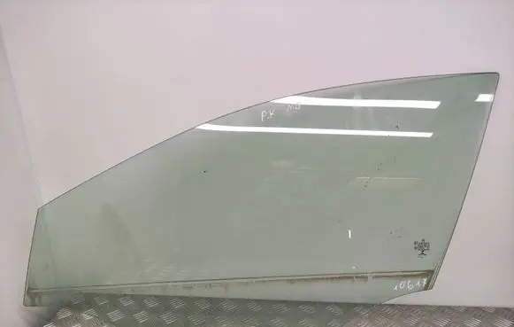 Mercedes-Benz A W176 Front door window glass four-door