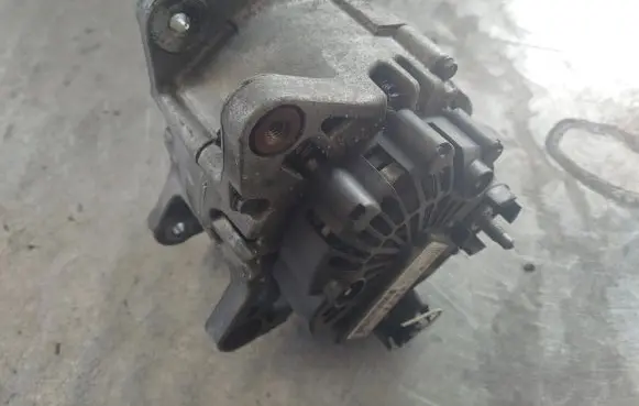 Renault Captur Generator/alternator 231007865R
