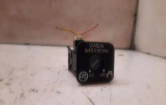 Toyota RAV 4 (XA30) Passenger airbag on/off switch 1672U66