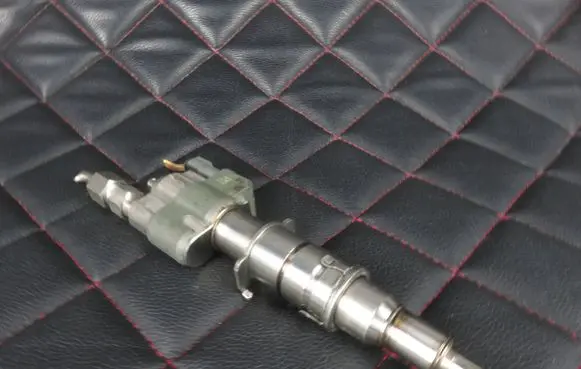 BMW 3 E90 E91 Fuel injector 7589048