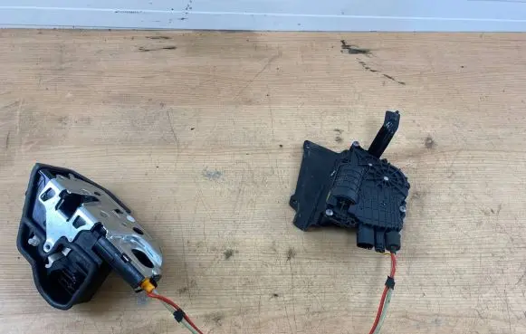 BMW 6 F06 Gran coupe Front door lock 7276316 7276320