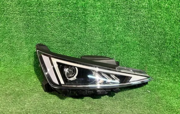 Hyundai Elantra VI Headlight/headlamp 92102F2