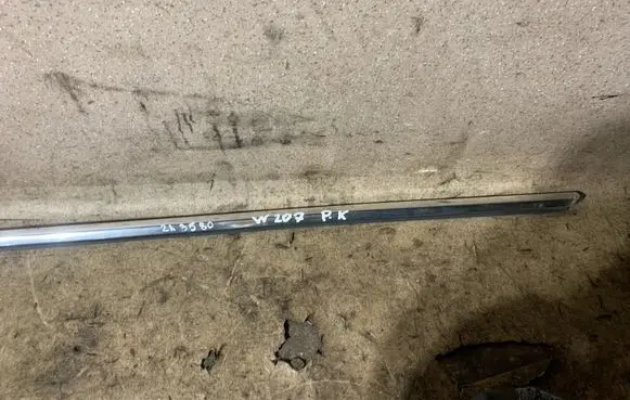 Mercedes-Benz E C207 W207 Front door glass trim molding A207720030002