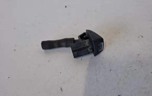 Volvo XC70 Windshield washer spray nozzle 30796027