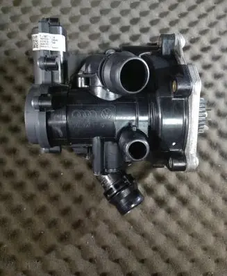 Volkswagen PASSAT B8 Water pump 06L121111J