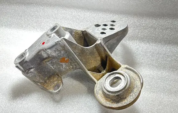 Engine mounting bracket