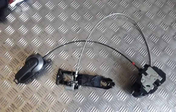 Nissan Note (E11) Front door lock 22910B