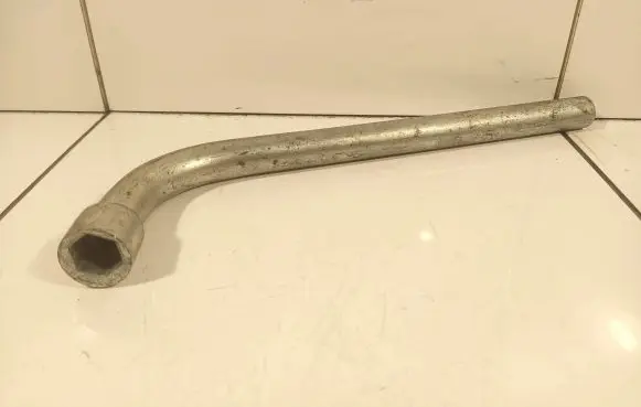 Volkswagen Jetta V Wheel nut wrench 4d0012219a