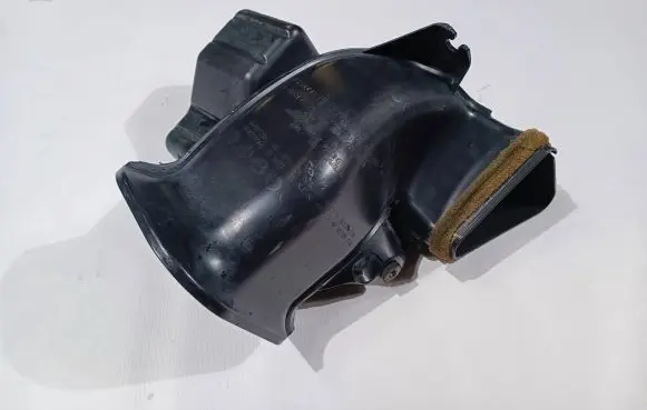 Chrysler 300C Air intake hose/pipe 04861739