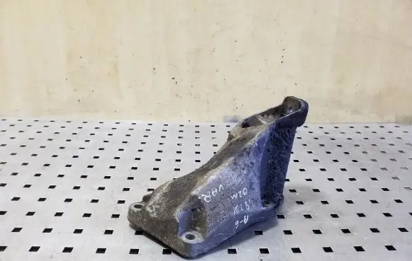 Audi A6 S6 C5 4B Engine mounting bracket 8D0199307P