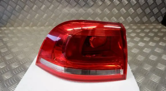 Volkswagen Touareg II Rear/tail lights 7P6945095D