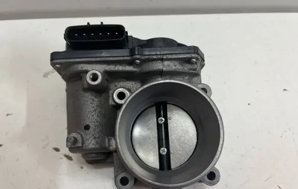Mazda 3 III Throttle body valve PE0113640B