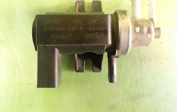 Volkswagen Golf IV Breather valve 1J0906627A