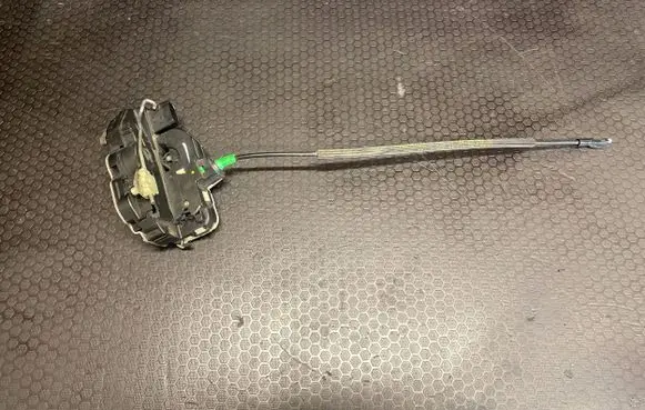 Opel Insignia A Front door lock 3023880