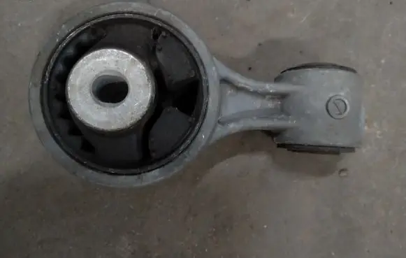Nissan Murano Z51 Engine mounting bracket